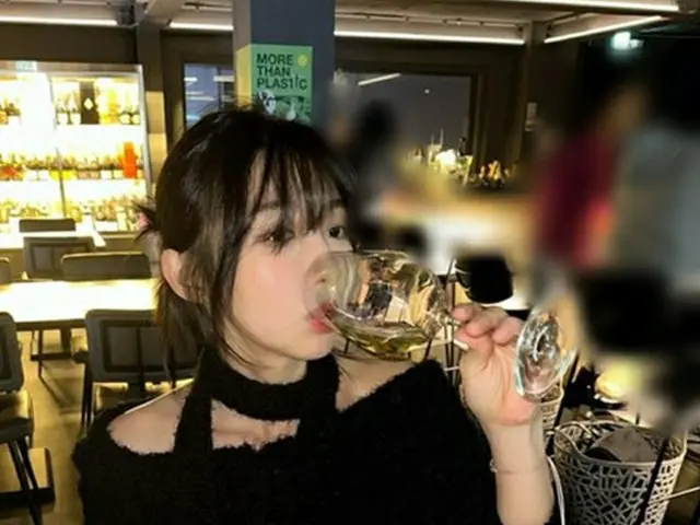 女優チュ・ヒョンヨン、ワインバーで優雅なひととき（画像提供:wowkorea）
