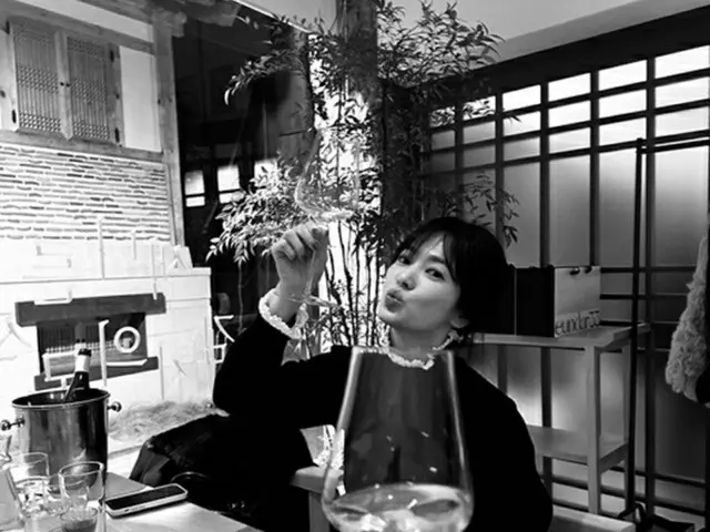 女優ソン・ヘギョ、同僚たちと新年を祝う飲み会…「唇を突き出して乾杯」（画像提供:wowkorea）