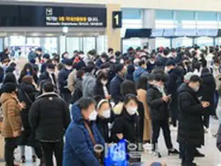 済州空港「臨時便21便追加」足止め旅客輸送＝韓国