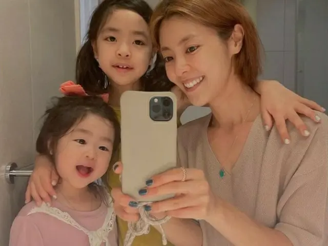 女優イ・ユンジ、韓服姿の愛娘2人を公開…お祖母ちゃんのために「ポップコーンケーキ」を準備（画像提供:wowkorea）