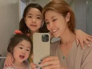 女優イ・ユンジ、韓服姿の愛娘2人を公開…お祖母ちゃんのために「ポップコーンケーキ」を準備