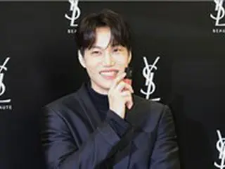 KAI（EXO）、コスメコランドのイベントに出席…ポケットから商品取り出し「笑い止まらない」