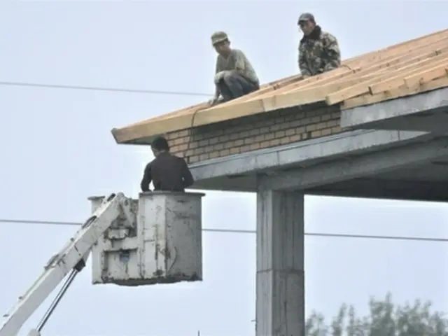 建設現場で働く北朝鮮労働者（カン・ドンワン教授提供）＝（聯合ニュース）≪転載・転用禁止≫