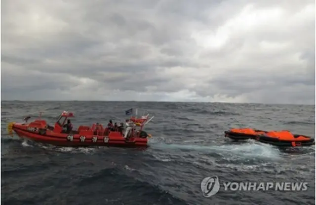 ２５日午前、沈没現場で行方不明者を捜索する海洋警察（済州地方海洋警察庁提供）＝（聯合ニュース）≪転載・転用禁止≫