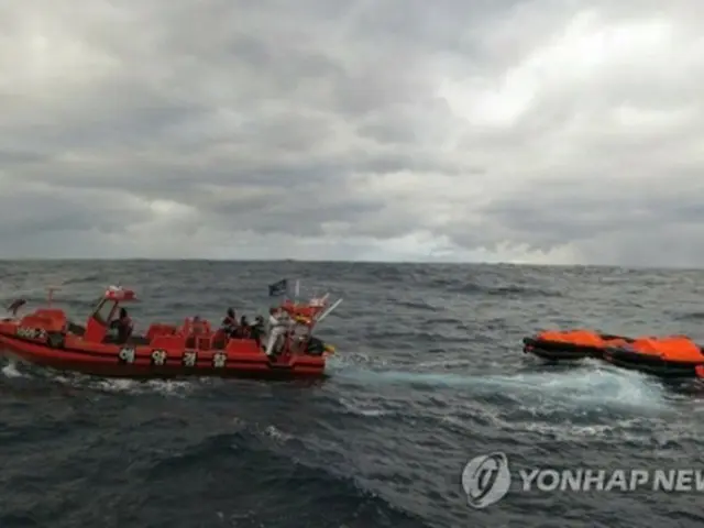 ２５日午前、沈没現場で行方不明者を捜索する海洋警察（済州地方海洋警察庁提供）＝（聯合ニュース）≪転載・転用禁止≫