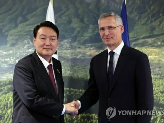 22年6月30日、スペイン・マドリードで会談した尹大統領（左）とNATOのストルテンベルグ事務総長＝（聯合ニュース）