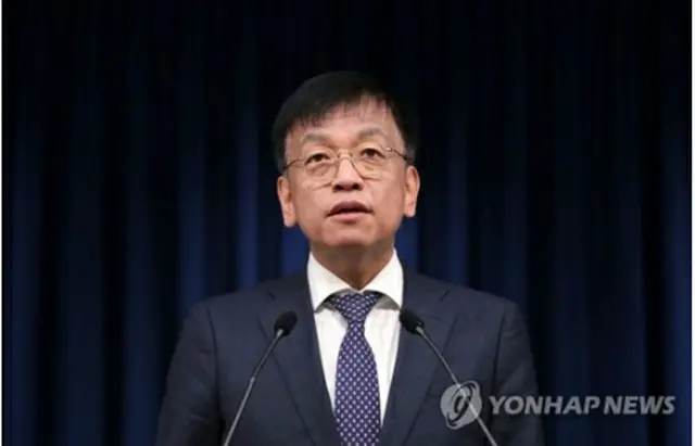 会見を行う大統領室の崔相穆・経済首席秘書官（大統領室通信写真記者団）＝26日、ソウル（聯合ニュース）