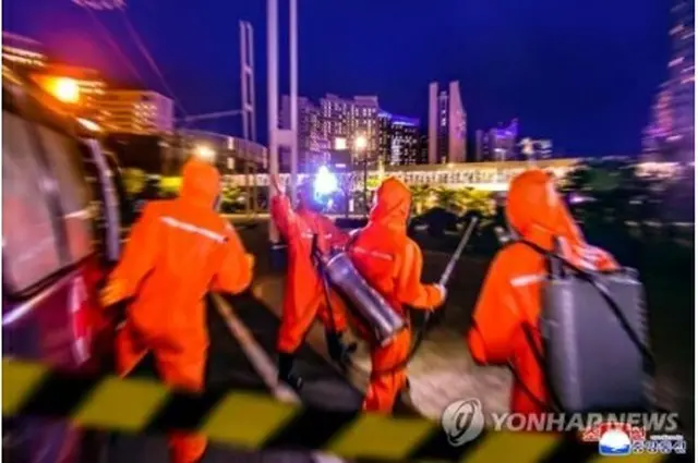 昨年６月、平壌市内で消毒作業を行う作業員（資料写真）＝（朝鮮中央通信＝聯合ニュース）≪転載・転用禁止≫