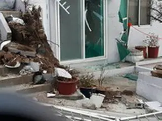 釜山の工事現場で「45トンのクレーン」が坂道滑り住宅に衝突