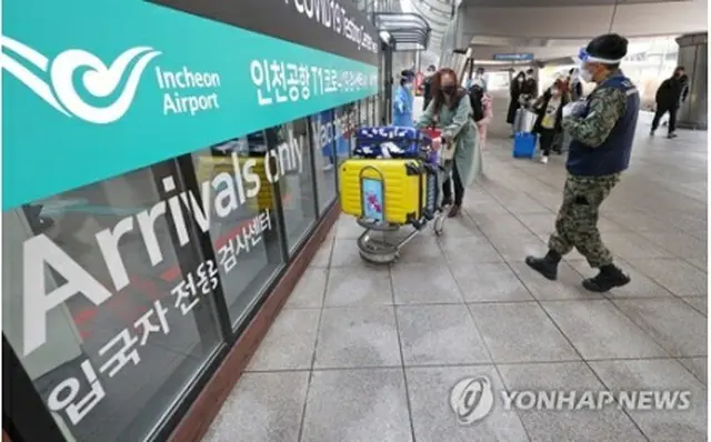 韓国の仁川国際空港に到着した中国からの入国者が、ＰＣＲ検査を受けるため移動している（資料写真）＝（聯合ニュース）