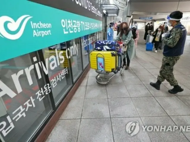 韓国の仁川国際空港に到着した中国からの入国者が、ＰＣＲ検査を受けるため移動している（資料写真）＝（聯合ニュース）