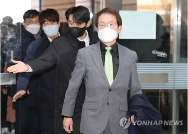 ソウル中央地裁に入る曺教育監＝２７日、ソウル（聯合ニュース）