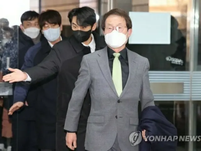 ソウル中央地裁に入る曺教育監＝２７日、ソウル（聯合ニュース）