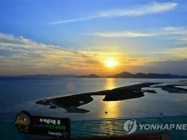 洛東江の夕日（釜山市提供）＝（聯合ニュース）≪転載・転用禁止≫