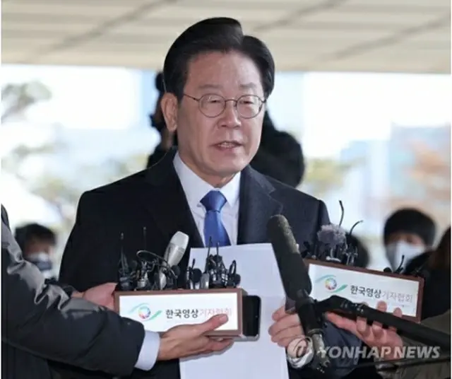 韓国最大野党「共に民主党」の李在明（イ・ジェミョン）代表が、ソウル郊外・城南市の市長時代の都市開発事業に絡む不正疑惑で取り調べを受けるため、ソウル中央地検に出頭した。用意したコメントを読み上げる李氏＝２８日、ソウル（聯合ニュース）