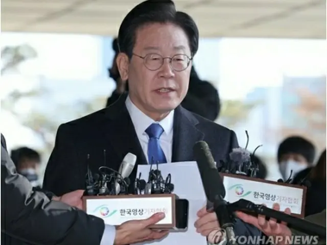 韓国最大野党「共に民主党」の李在明（イ・ジェミョン）代表が、ソウル郊外・城南市の市長時代の都市開発事業に絡む不正疑惑で取り調べを受けるため、ソウル中央地検に出頭した。用意したコメントを読み上げる李氏＝２８日、ソウル（聯合ニュース）