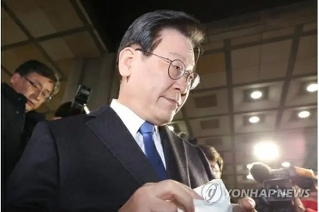 取り調べを終えた李在明氏＝２９日、ソウル（聯合ニュース）