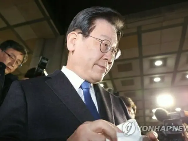取り調べを終えた李在明氏＝２９日、ソウル（聯合ニュース）