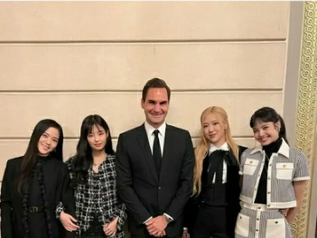 フェデラーさんとＢＬＡＣＫＰＩＮＫのメンバー（フェデラーのインスタグラムより）＝（聯合ニュース）≪転載・転用禁止≫