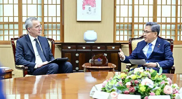 韓国の朴振外相（右）は29日、NATOのイェンス・ストルテンベルグ事務総長と会談した（画像提供:wowkorea）