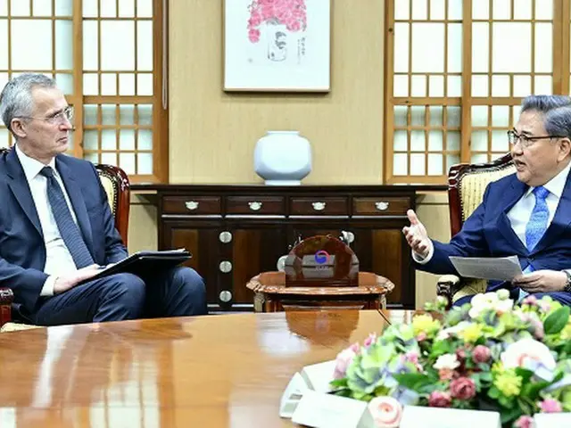 韓国の朴振外相（右）は29日、NATOのイェンス・ストルテンベルグ事務総長と会談した（画像提供:wowkorea）