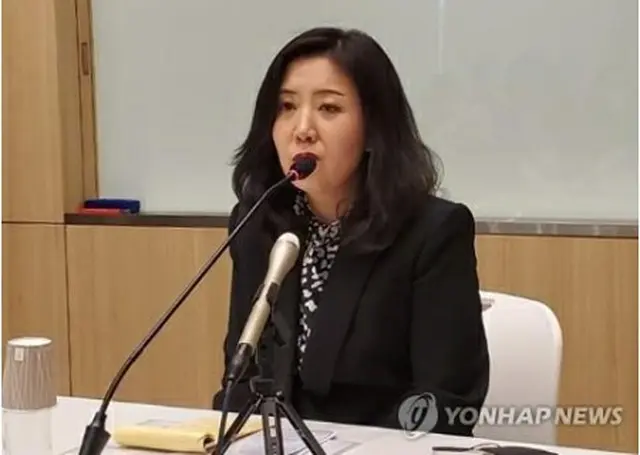 16日、東京で局長級協議後、韓国報道陣に内容を説明する韓国外交部の徐旻廷・アジア太平洋局長＝（聯合ニュース）