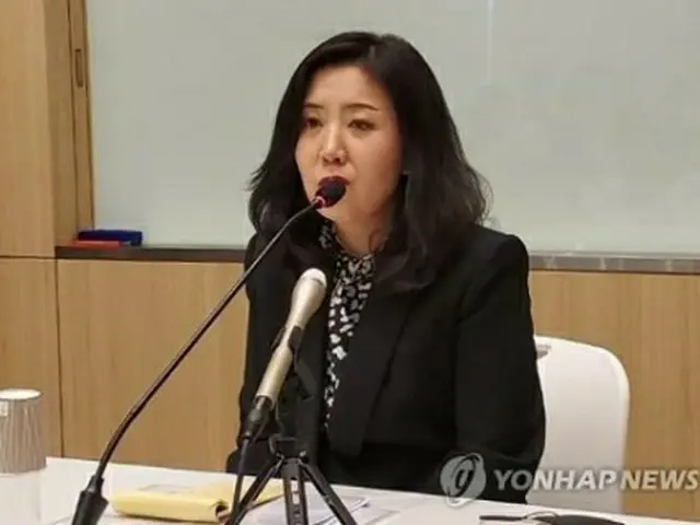16日、東京で局長級協議後、韓国報道陣に内容を説明する韓国外交部の徐旻廷・アジア太平洋局長＝（聯合ニュース）