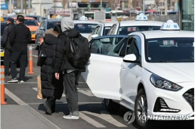 ソウル市の中型タクシーの初乗り料金が2月1日から値上げされる＝（聯合ニュース）