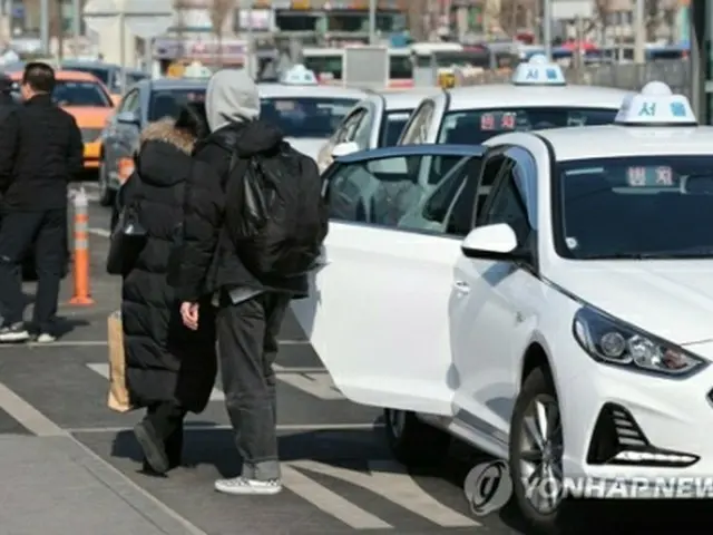 ソウル市の中型タクシーの初乗り料金が2月1日から値上げされる＝（聯合ニュース）