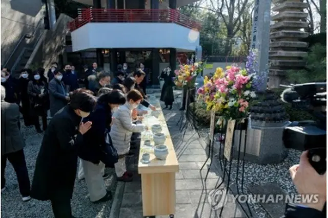 大阪の統国寺にある四・三事件の犠牲者の慰霊碑を参拝する人々（済州道提供）＝（聯合ニュース）≪転載・転用禁止≫