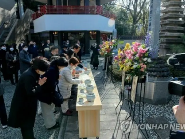 大阪の統国寺にある四・三事件の犠牲者の慰霊碑を参拝する人々（済州道提供）＝（聯合ニュース）≪転載・転用禁止≫