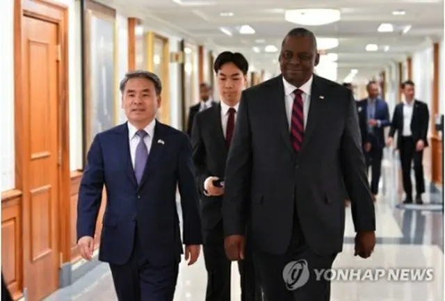 李氏（左）とオースティン（右）は昨年１１月に会談した（国防部提供）＝（聯合ニュース）≪転載・転用禁止≫