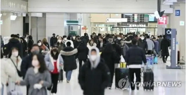 南部・済州島の済州国際空港。屋内でのマスク着用義務は解除されたが、利用客の多くがマスク姿で歩いている＝３０日、済州（聯合ニュース）