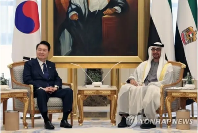 今月15日、UAEの首都アブダビで首脳会談を行う尹大統領（左）とムハンマド大統領＝（聯合ニュース）