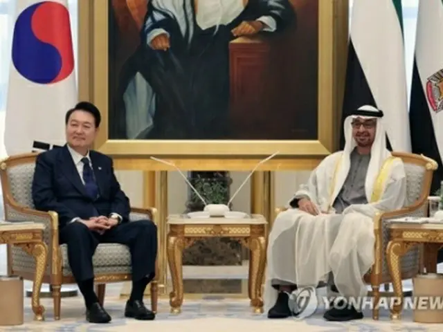 今月15日、UAEの首都アブダビで首脳会談を行う尹大統領（左）とムハンマド大統領＝（聯合ニュース）
