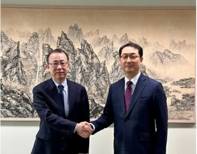 握手を交わす韓国外交部の金健・朝鮮半島平和交渉本部長（右）と日本外務省の船越健裕アジア大洋州局長（外交部提供）＝（聯合ニュース）≪転載・転用禁止≫