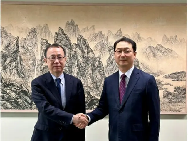 握手を交わす韓国外交部の金健・朝鮮半島平和交渉本部長（右）と日本外務省の船越健裕アジア大洋州局長（外交部提供）＝（聯合ニュース）≪転載・転用禁止≫