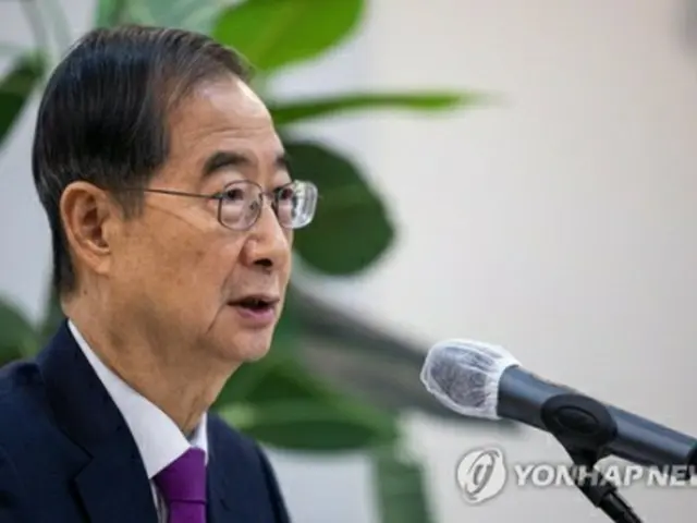 記者団の質問に答える韓首相＝３１日、ソウル（聯合ニュース）