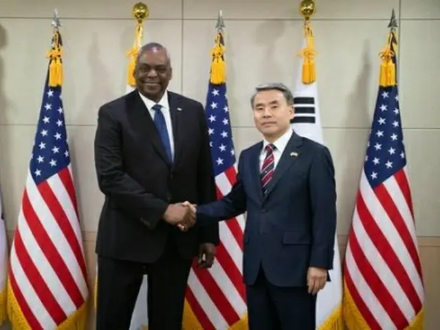 李鐘燮・韓国国防部長官（右）とオースティン米国防長官（国防部提供）＝（聯合ニュース）≪転載・転用禁止≫