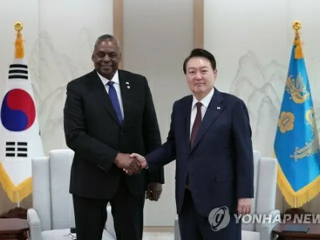 握手する尹大統領（右）とオースティン氏（大統領室提供）＝（聯合ニュース）≪転載・転用禁止≫