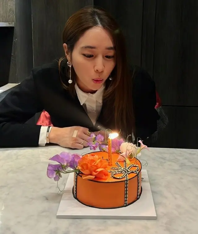 女優イ・ミンジョン、誕生日ケーキも高級ブランド？…2週間も早い誕生日パーティーに感謝（画像提供:wowkorea）