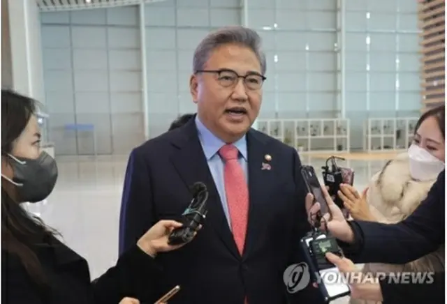 仁川国際空港で記者団の質問に答える韓国の朴振・外交部長官＝1日、仁川（聯合ニュース）