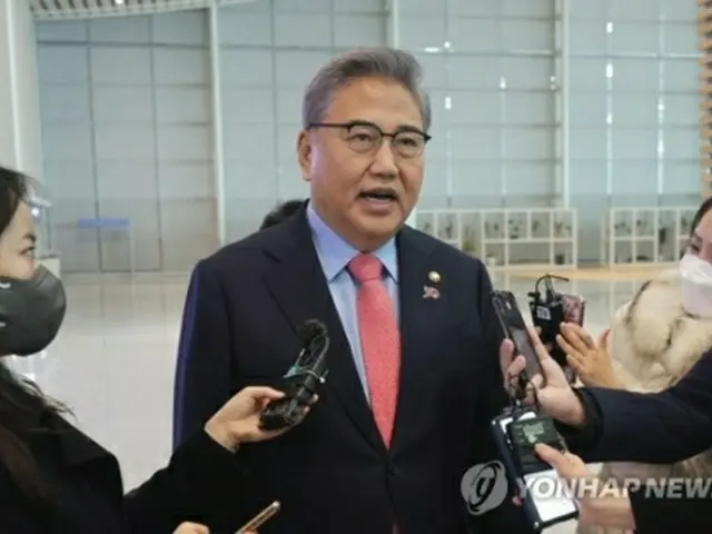 仁川国際空港で記者団の質問に答える朴長官＝１日、仁川（聯合ニュース）