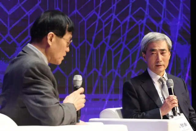 「第1回大韓商工会議所-韓国銀行セミナー」で対談するイ・チャンヨン韓国銀行総裁とシン・ヒョンソンBIS経済補佐官兼調査局長（画像提供:wowkorea）
