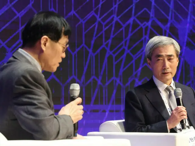「第1回大韓商工会議所-韓国銀行セミナー」で対談するイ・チャンヨン韓国銀行総裁とシン・ヒョンソンBIS経済補佐官兼調査局長（画像提供:wowkorea）