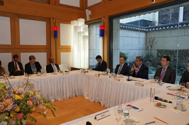 韓国の朴振外相（右側中央）が米ニューヨークで「朝鮮半島問題に関する安保理理事国招請昼食懇談会」を開催している様子（画像提供:wowkorea）