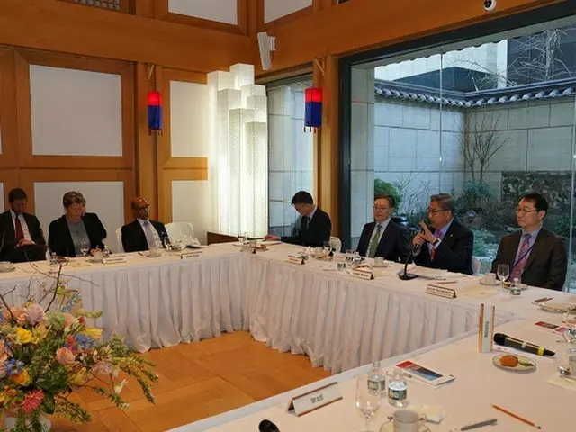 韓国の朴振外相（右側中央）が米ニューヨークで「朝鮮半島問題に関する安保理理事国招請昼食懇談会」を開催している様子（画像提供:wowkorea）