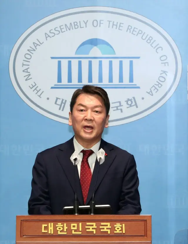 韓国与党代表候補の安哲秀氏、”指メモ”が話題…「ユン力」・「団結」など（画像提供:wowkorea）