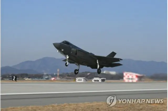 訓練に参加するため離陸する韓国空軍の最新鋭ステルス戦闘機Ｆ３５Ａ（空軍提供）＝（聯合ニュース）≪転載・転用禁止≫