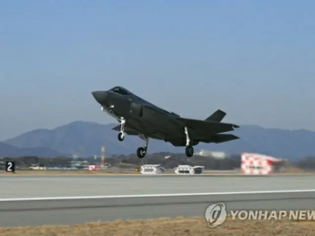 訓練に参加するため離陸する韓国空軍の最新鋭ステルス戦闘機Ｆ３５Ａ（空軍提供）＝（聯合ニュース）≪転載・転用禁止≫